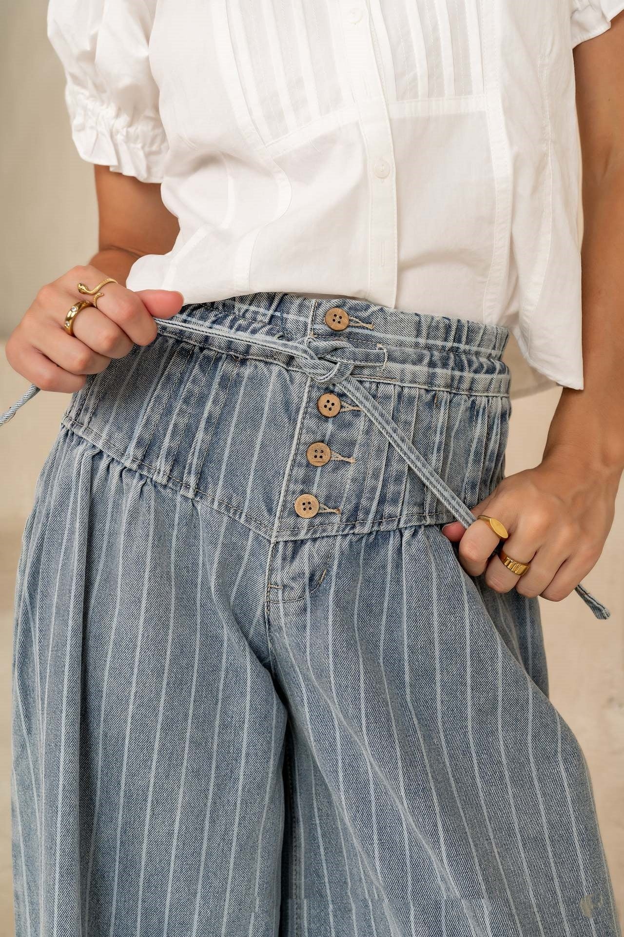 Women's Pleated Mid Waist Lace Up Loose Jeans